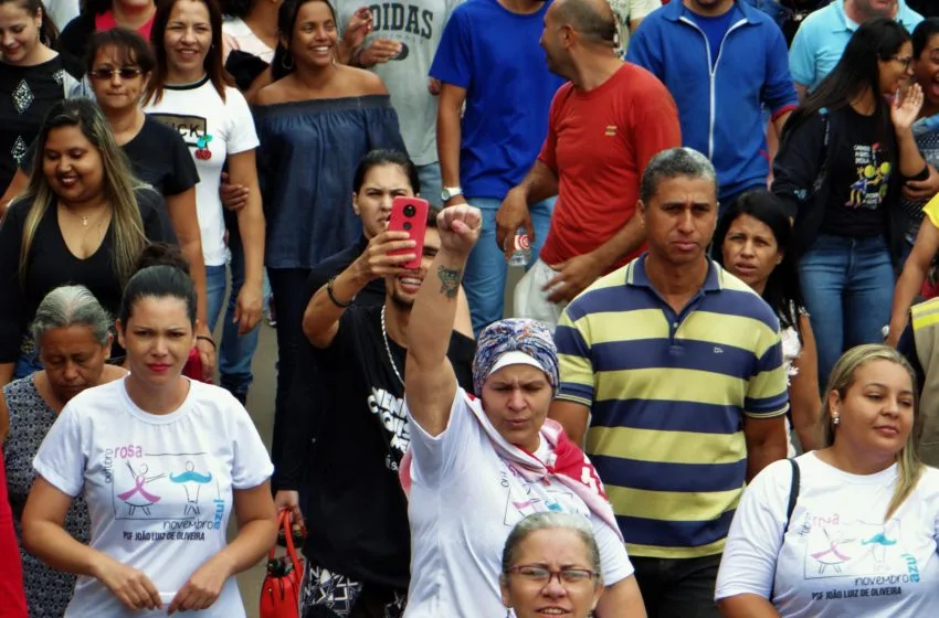  Durante protesto, servidores de Anápolis exibem promessa não cumprida pelo prefeito