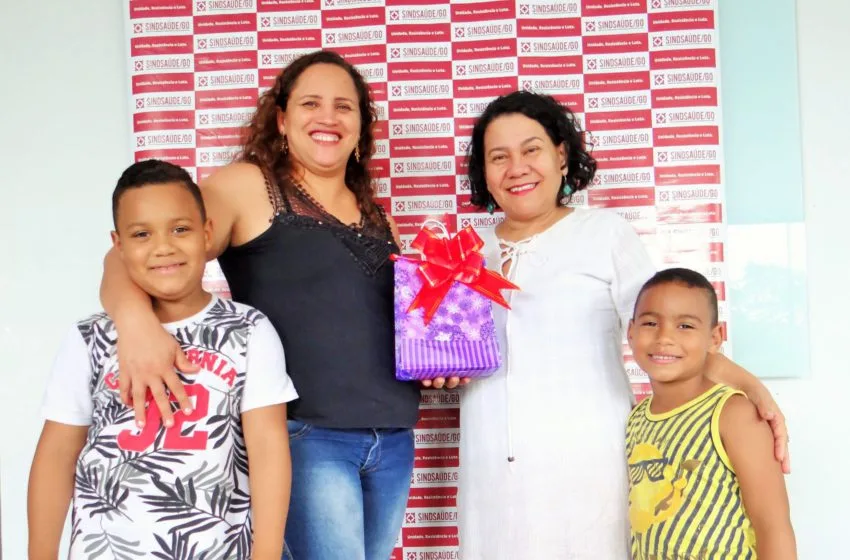  Ganhadora retira prêmio na sede do Sindsaúde