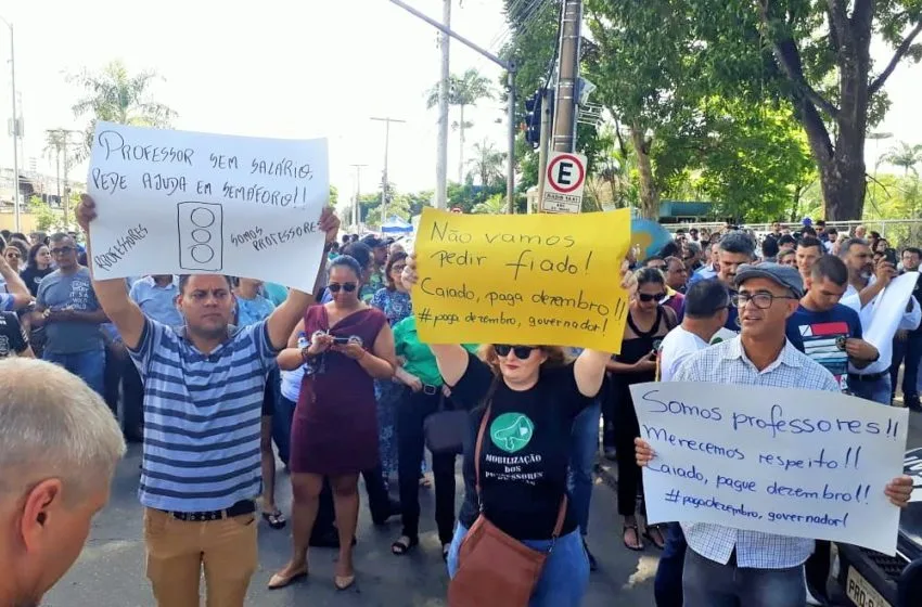  Durante protesto, servidores públicos cobram salário atrasado e rechaçam parcelamento