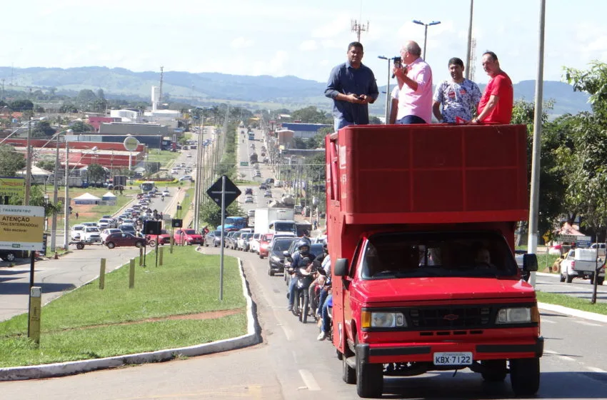  Após protesto de servidores, prefeito de Senador Canedo se compromete em negociar