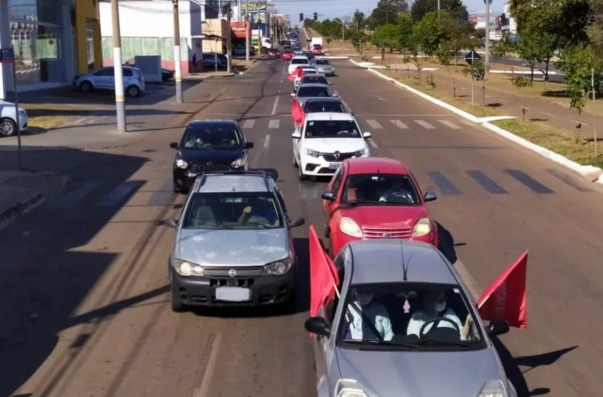  Com carreata, profissionais da saúde de Anápolis cobram do prefeito cumprimento de direitos trabalhistas