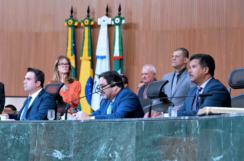  ESTADO: Assembleia Legislativa aprova, em definitivo, data-base parcelada