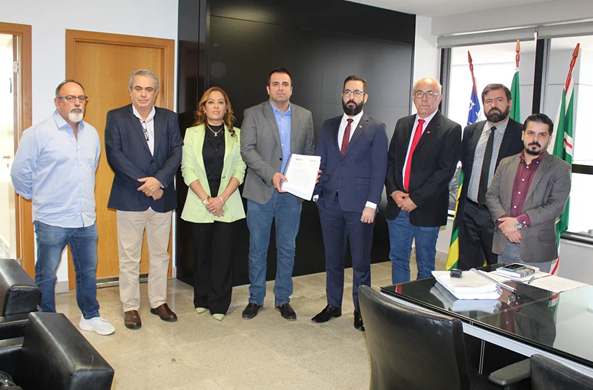  Sindsaúde e deputado Mauro Rubem se reúnem com presidente do TCE, Saulo Mesquita, em protocolo de representações da Comissão de Saúde da Alego para fiscalização do Estado e dívidas das OSs